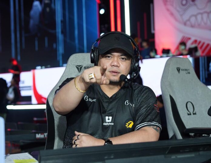 Pelatih ONIC Esports, Paul 'Yeb' Denver.